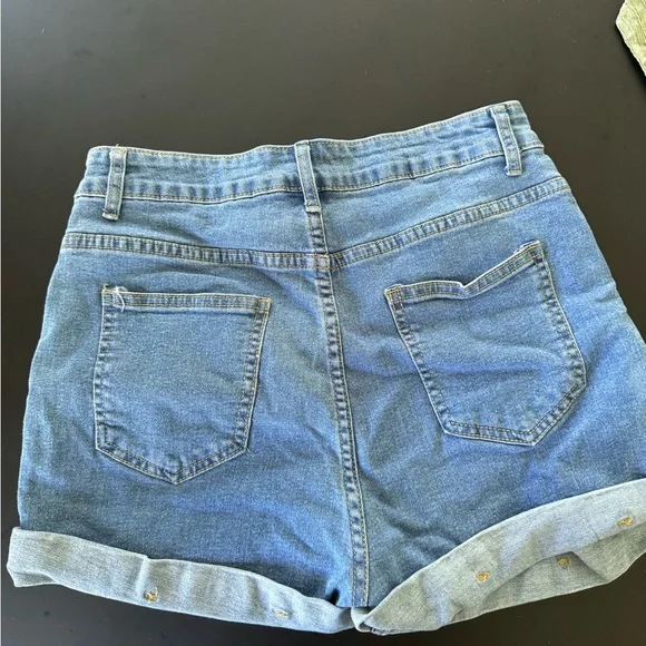 🔥 4 for $20 DEAL 🔥 High-Waisted Distressed Denim Shorts - Size L - Picture 8 of 8